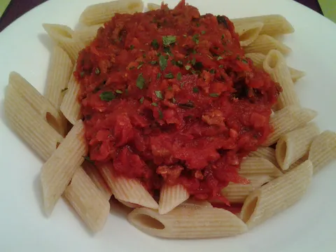 Penne rigate sa obogaćenim bolonjezom