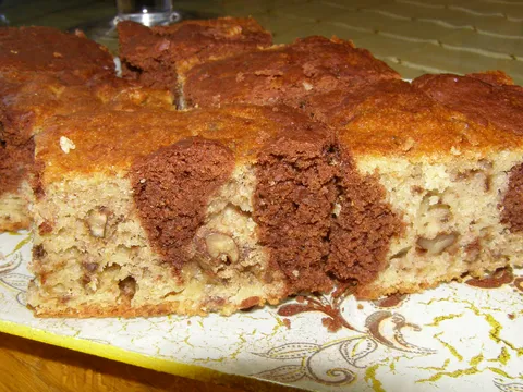 Mramorni kolač od banana s orasima