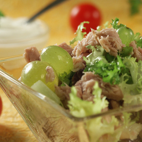 Osviežujúci šalát s hroznom a tuniakom