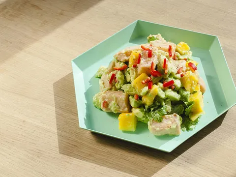 Ceviche sa lososom, avokadom i mangom