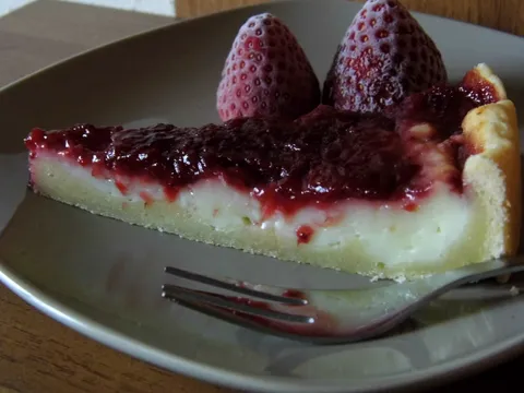 Jednostavna kremasta pita od jagoda