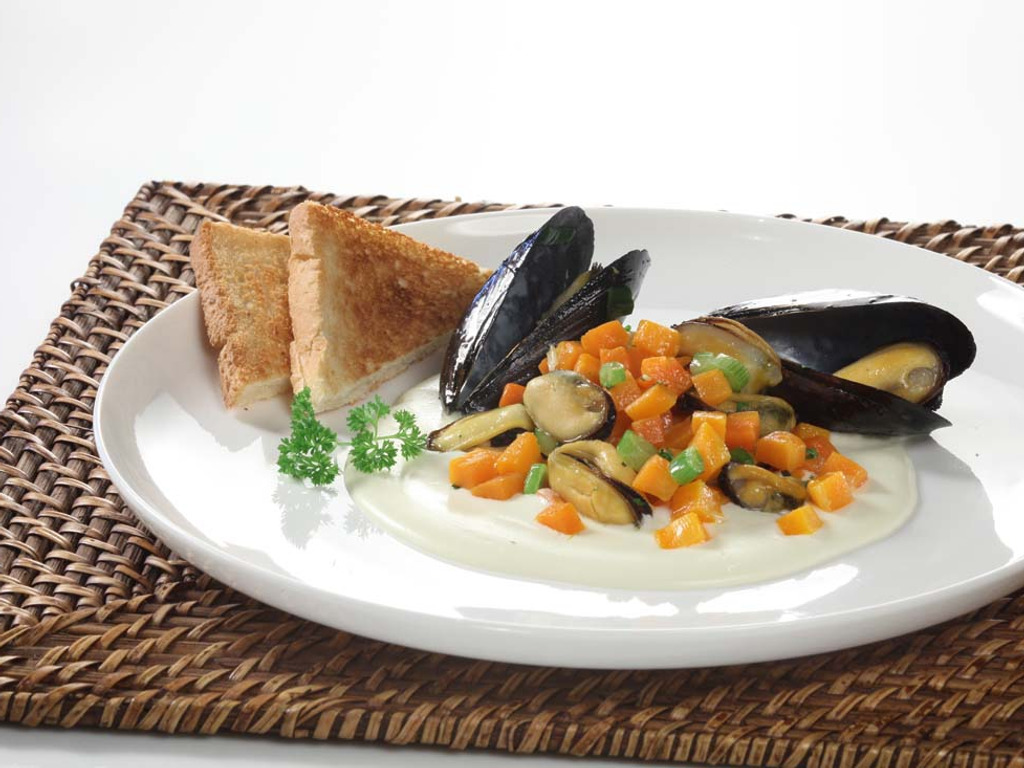 Miesmuscheln mit Karotten und Käsesauce