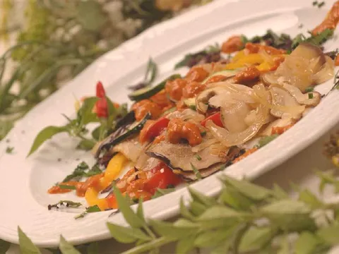 Fino povrće u košuljici od mediteranskih trava