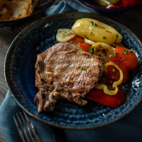 Teletina z žara s pečeno rdečo papriko
