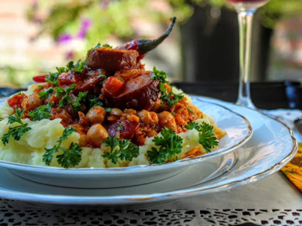 Chorizo and chickpea stew sa pireom od paškanata