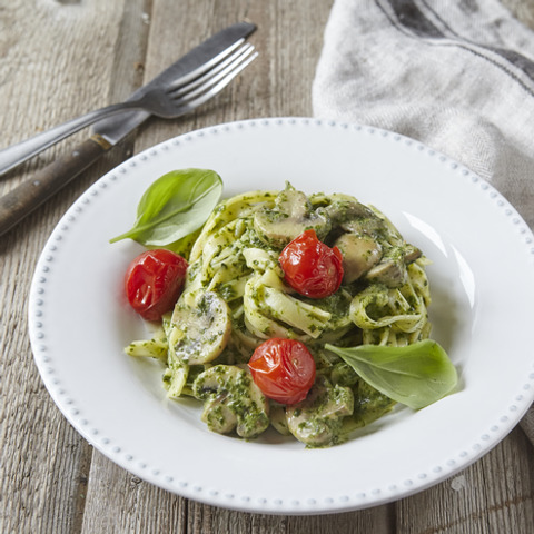 Fettuccine se špenátovým krémem a opečenými cherry rajčaty