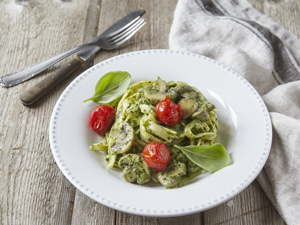 Fettuccine se špenátovým krémem a opečenými cherry rajčaty