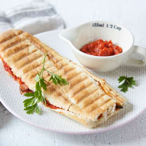 Panini s Ajvarem, grilovaným lilkem a slaninou