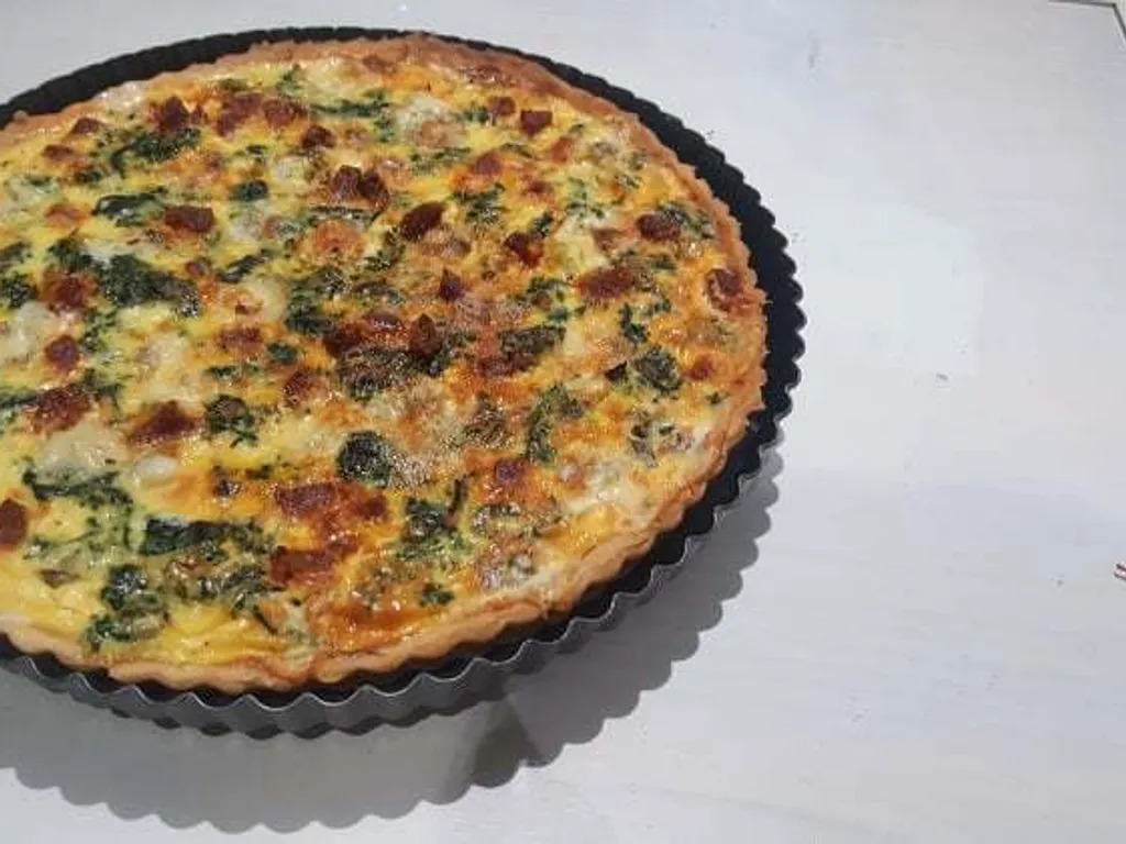 Quiche s porilukom, špinatom i kobasicom