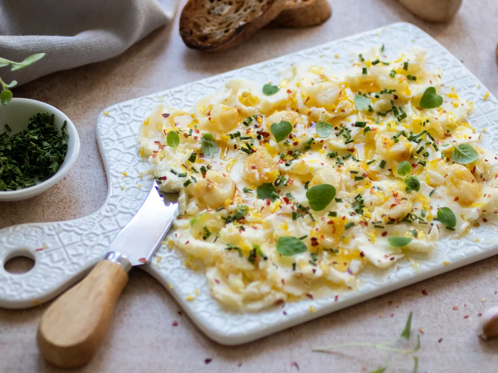 Plata s aromatiziranim maslacem (butter board)
