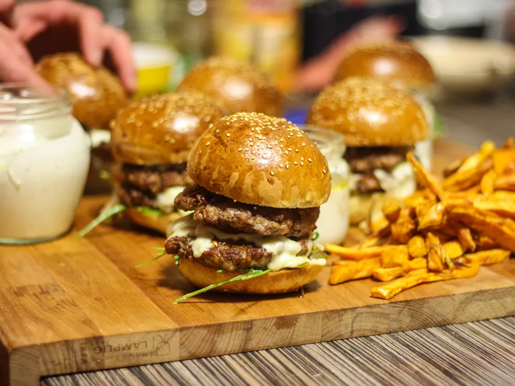 Burgeri od svinjetine i najmeksa domaca burger peciva
