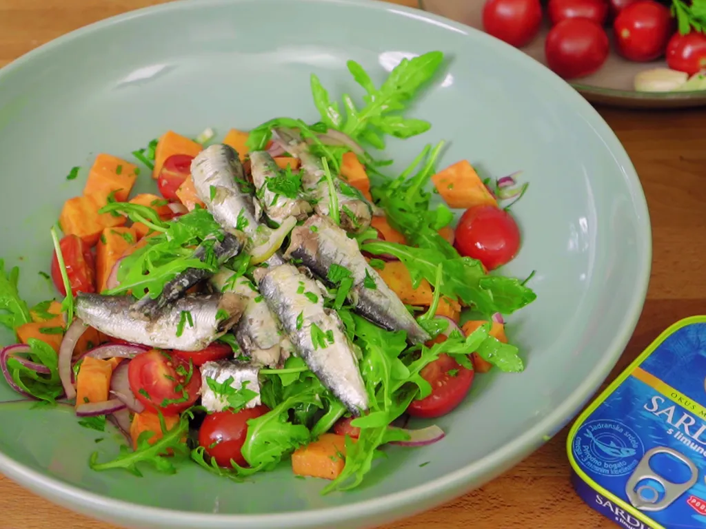 Topla salata sa sardinama