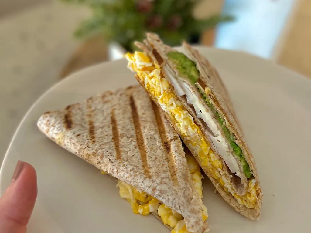 Tortilja s jajima i avokadom