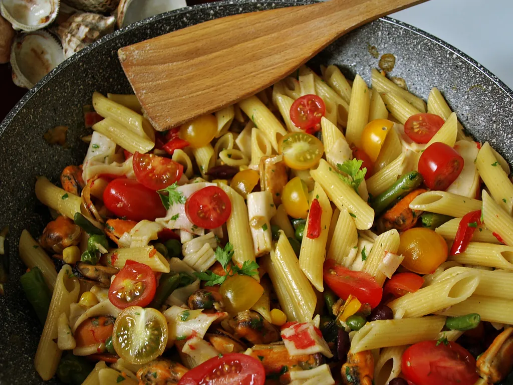 ღ Penne s plodovima mora i povrćem