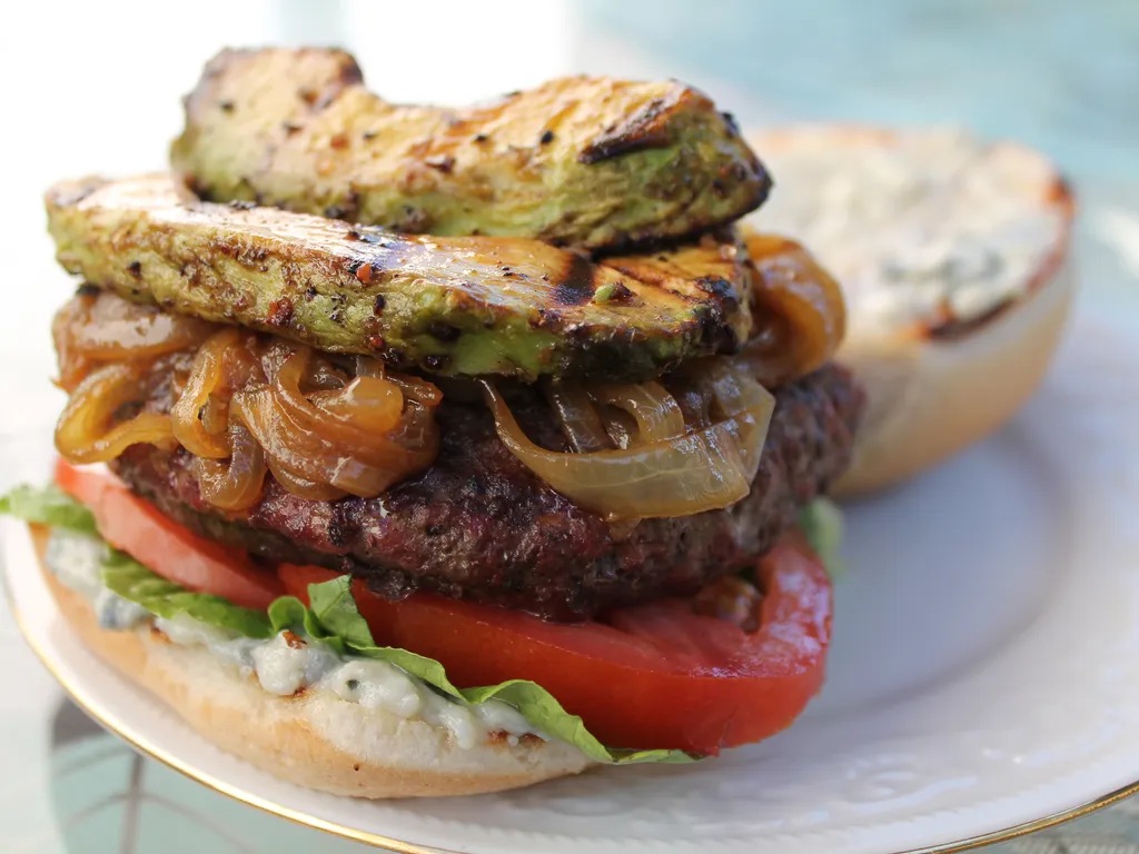 Burgers sa namazom od Gorgonzole i grillanim avokadom