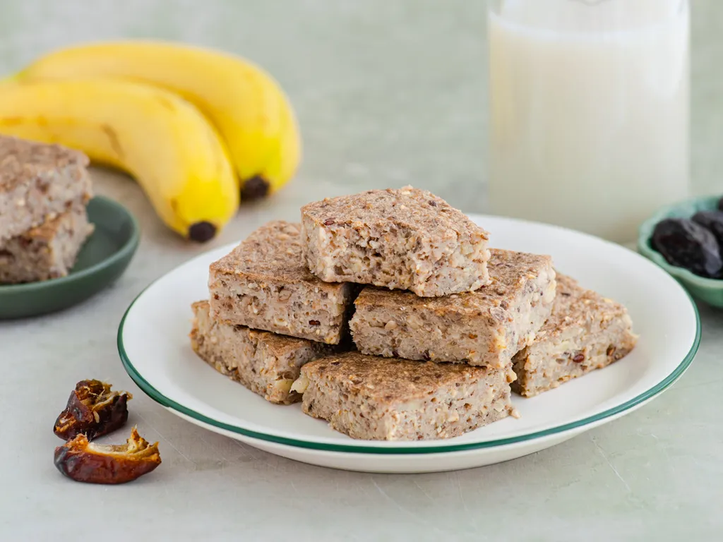Date & matcha muesli kolač