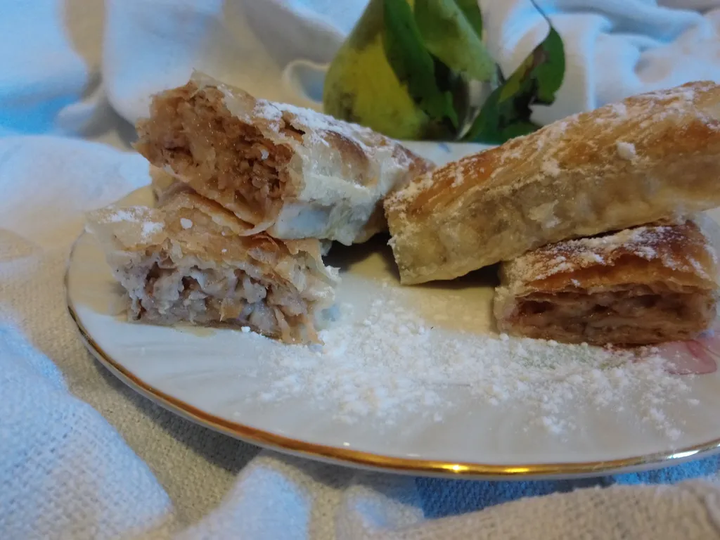 Savijača sa kruškama , orasima i čokoladom