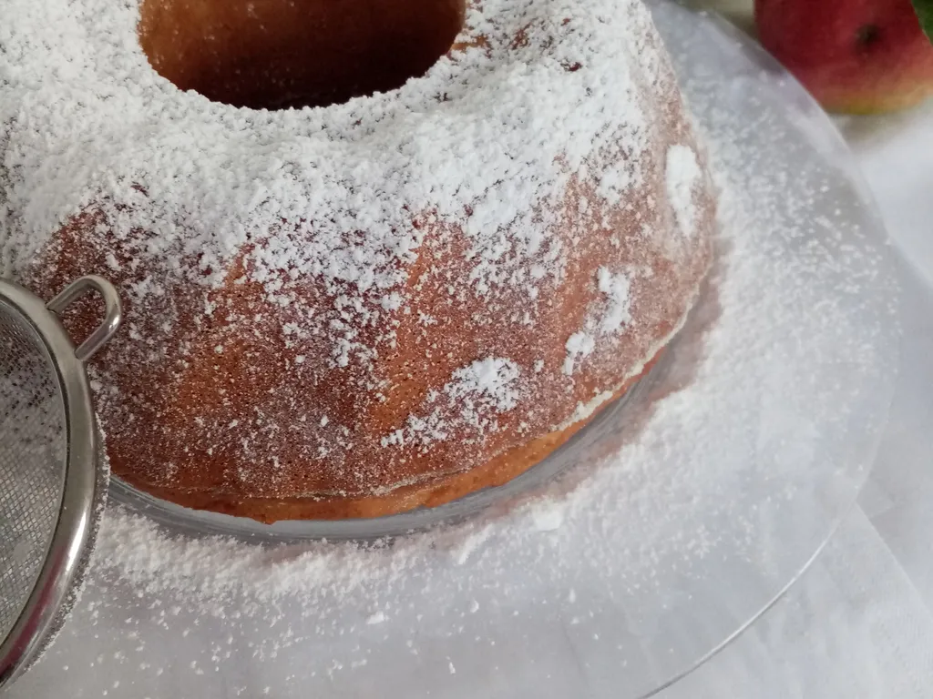Kuglof od grčkog jogurta i jabuka