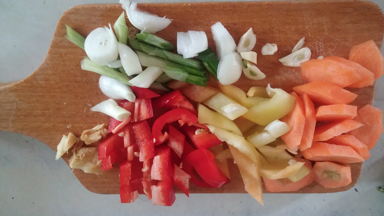 Sate ražnjici na povrći iz woka