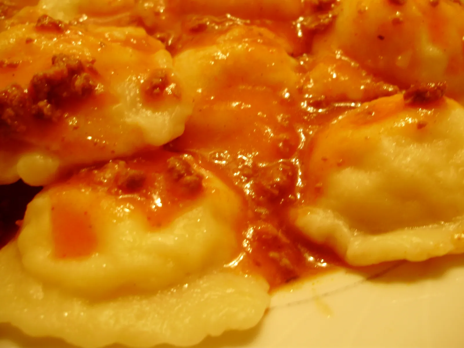 ravioli sa sirom uz ragu