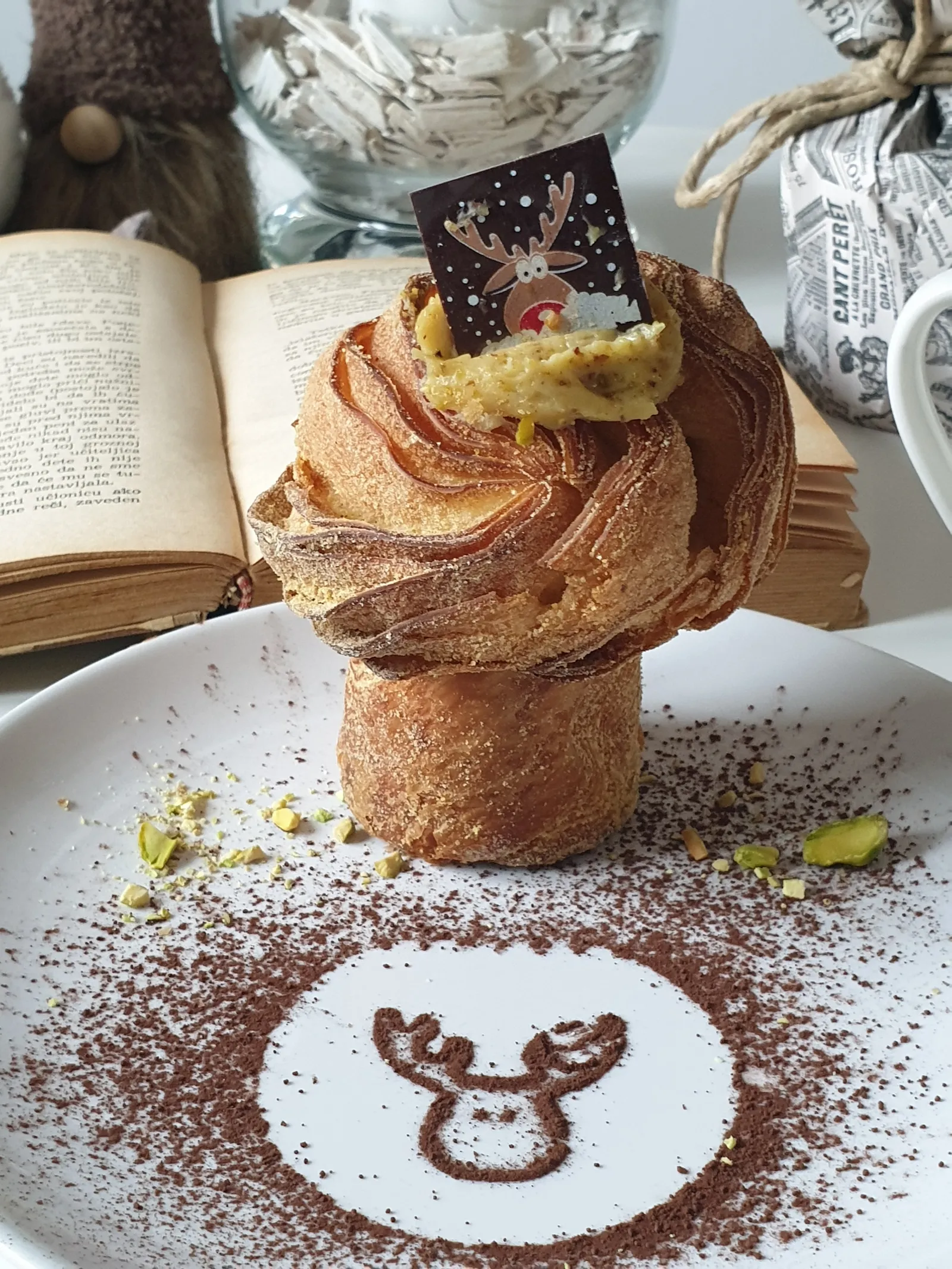 Cruffin sa pistacijem