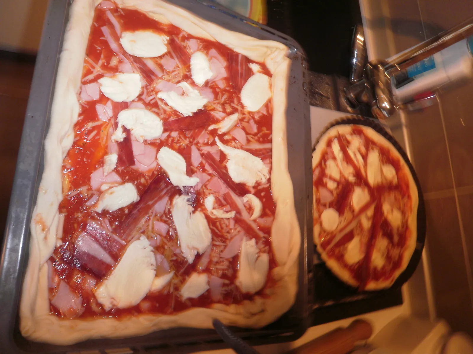 Pizza s mozzarelom šunkom i pršutom