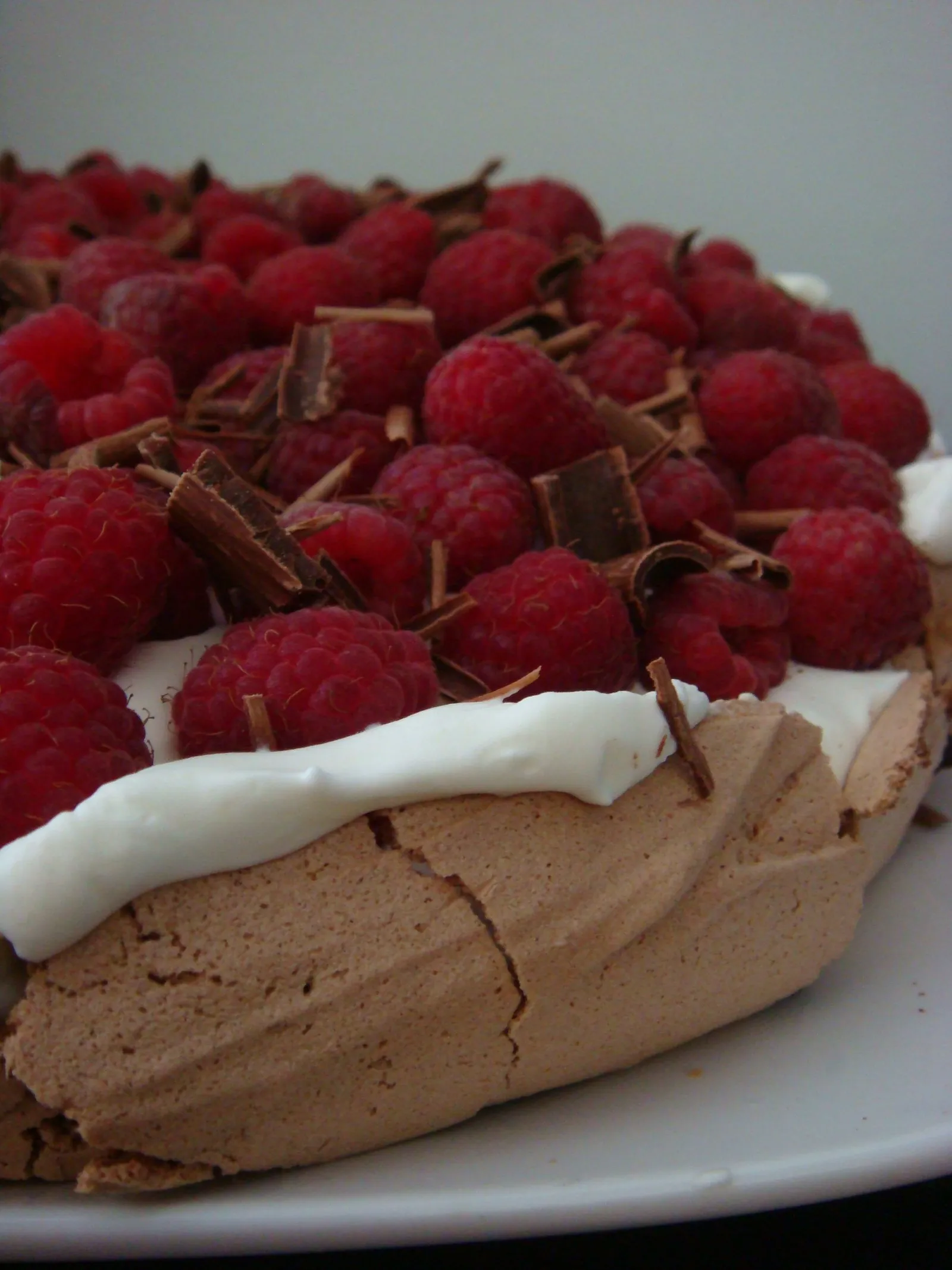 Cokoladna Pavlova s malinama