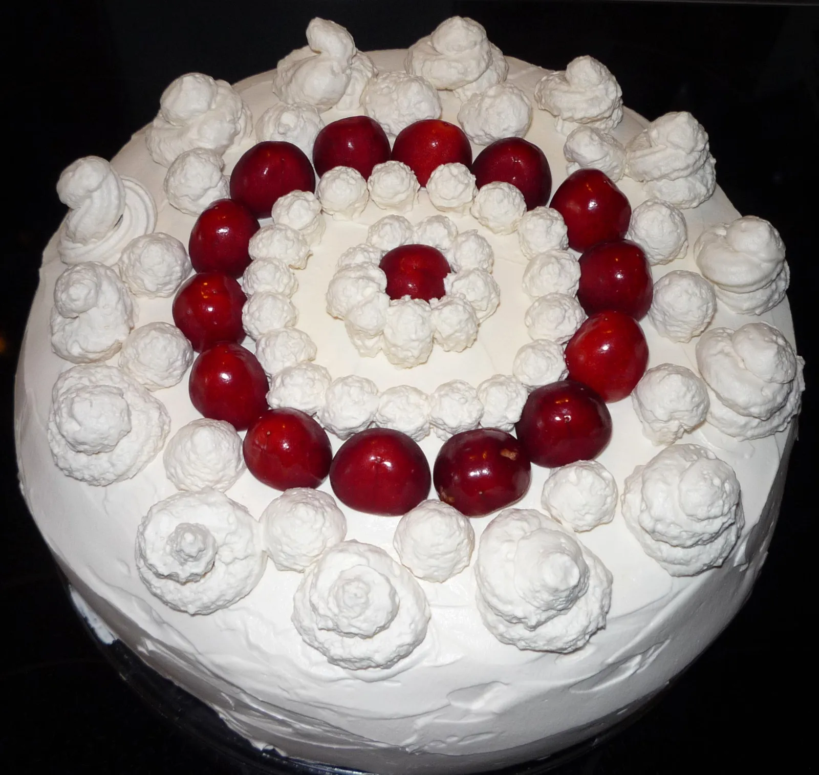 Torta sa trešnjama – ukrašavanje