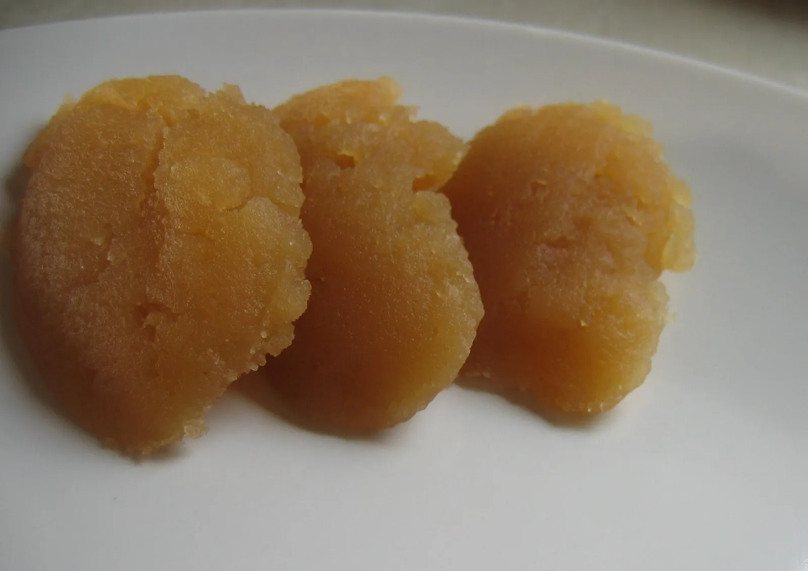 Halva – vadjenje kasikom na tanjir