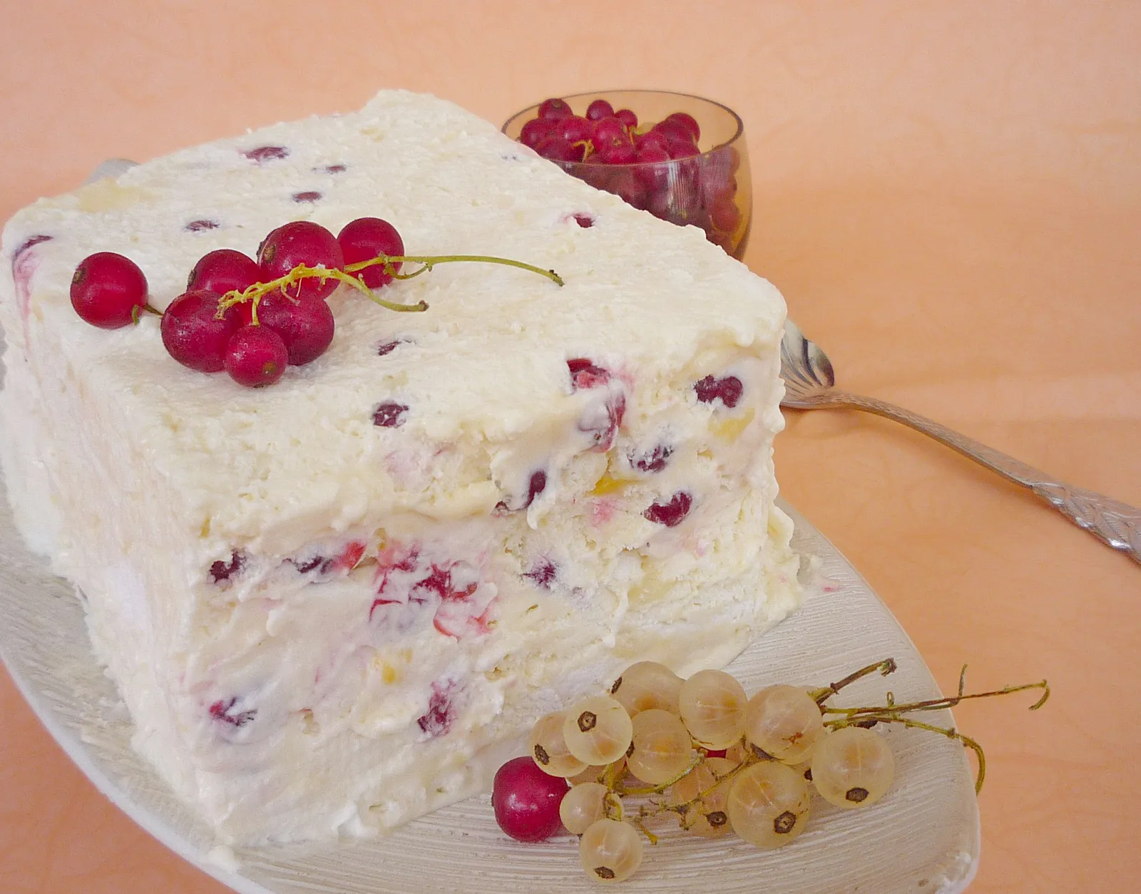 Bijeli semifreddo s..... ribizlima