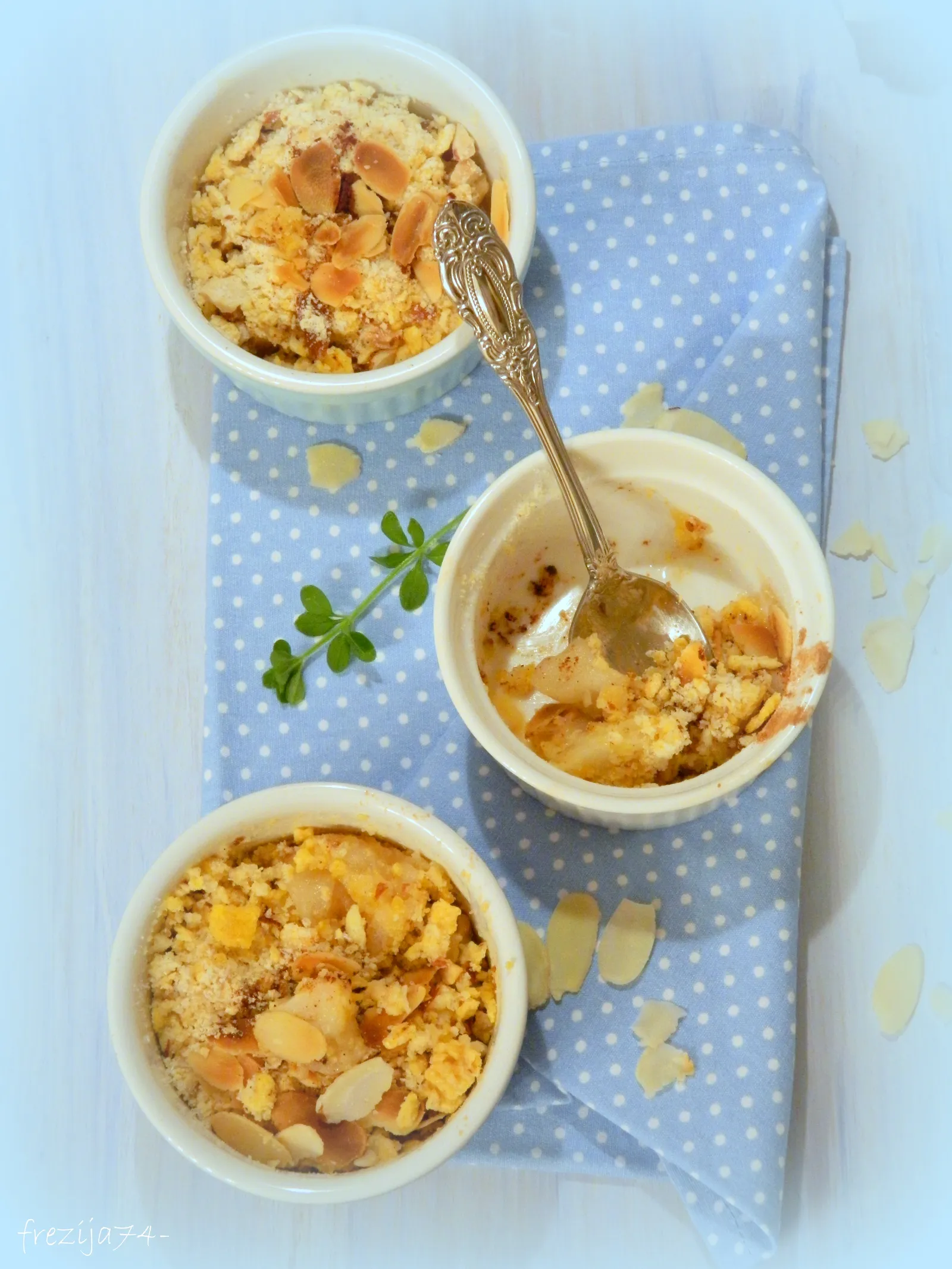 Vanilla apple crumble