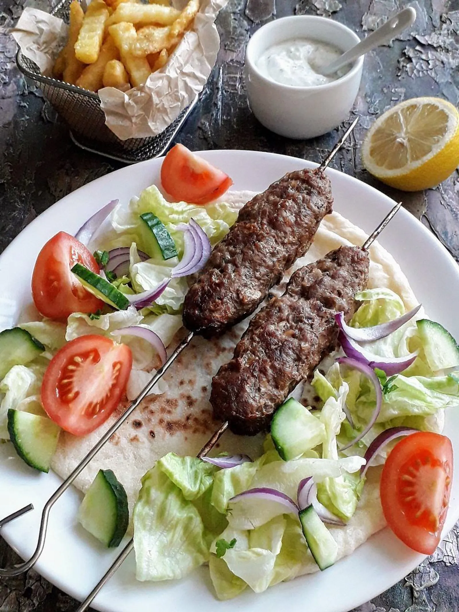 Adana kebab i tzatziki umak