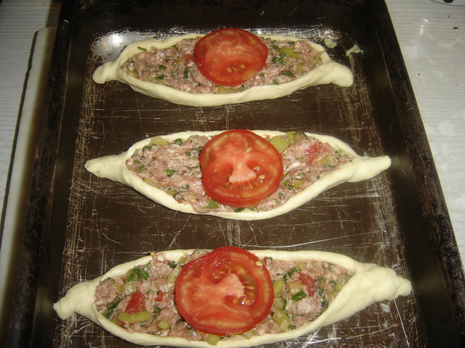 8. Lahmacun – ukrasiti kolutovim paradajza