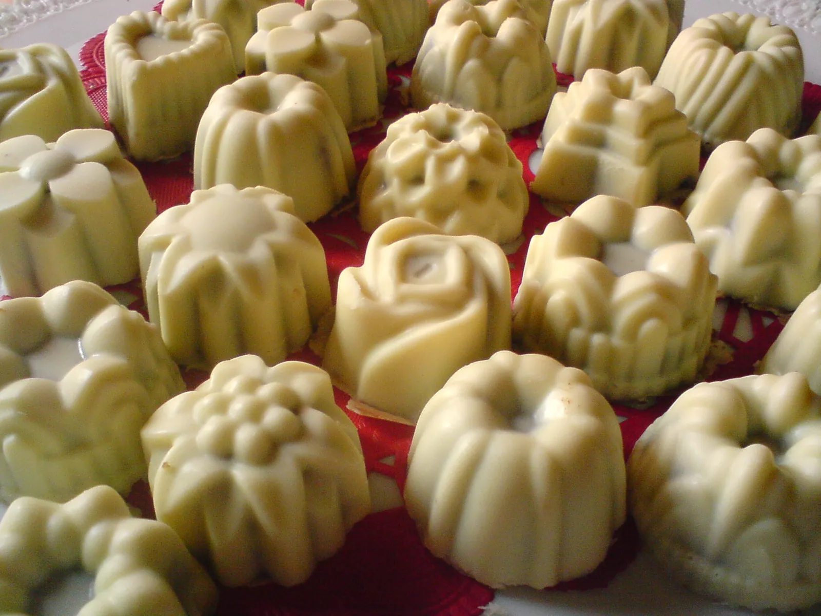 Bijele praline s lješnjak punjenjem
