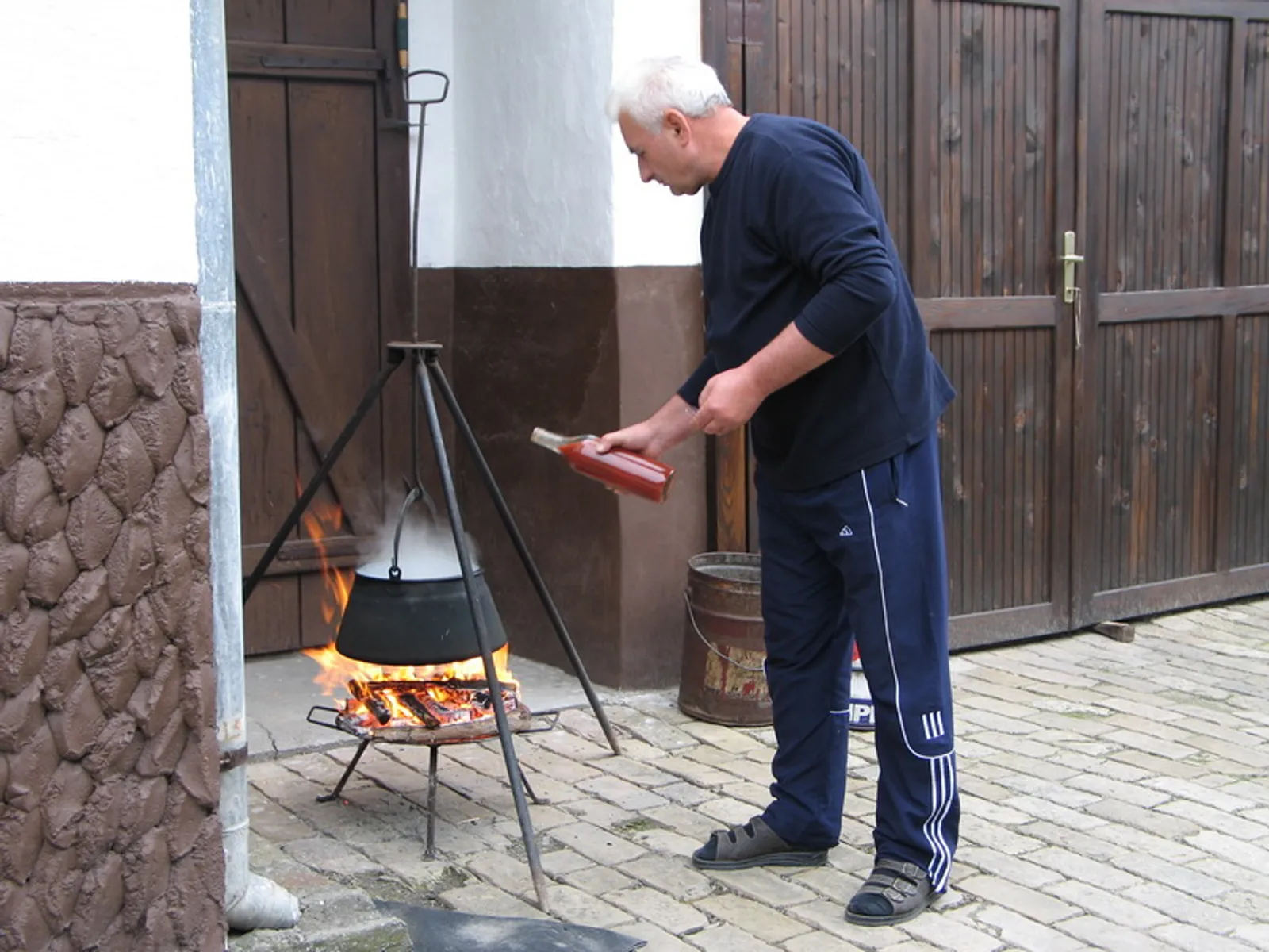 monoštorski fish paprikaš- kuvar na delu