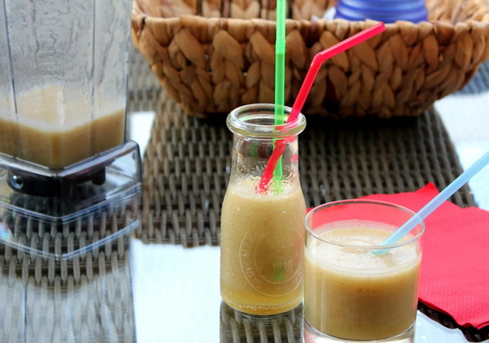 KRUŠKA, JABUKA...to je voće slatko, smoothy ga slatko (blueSuna)