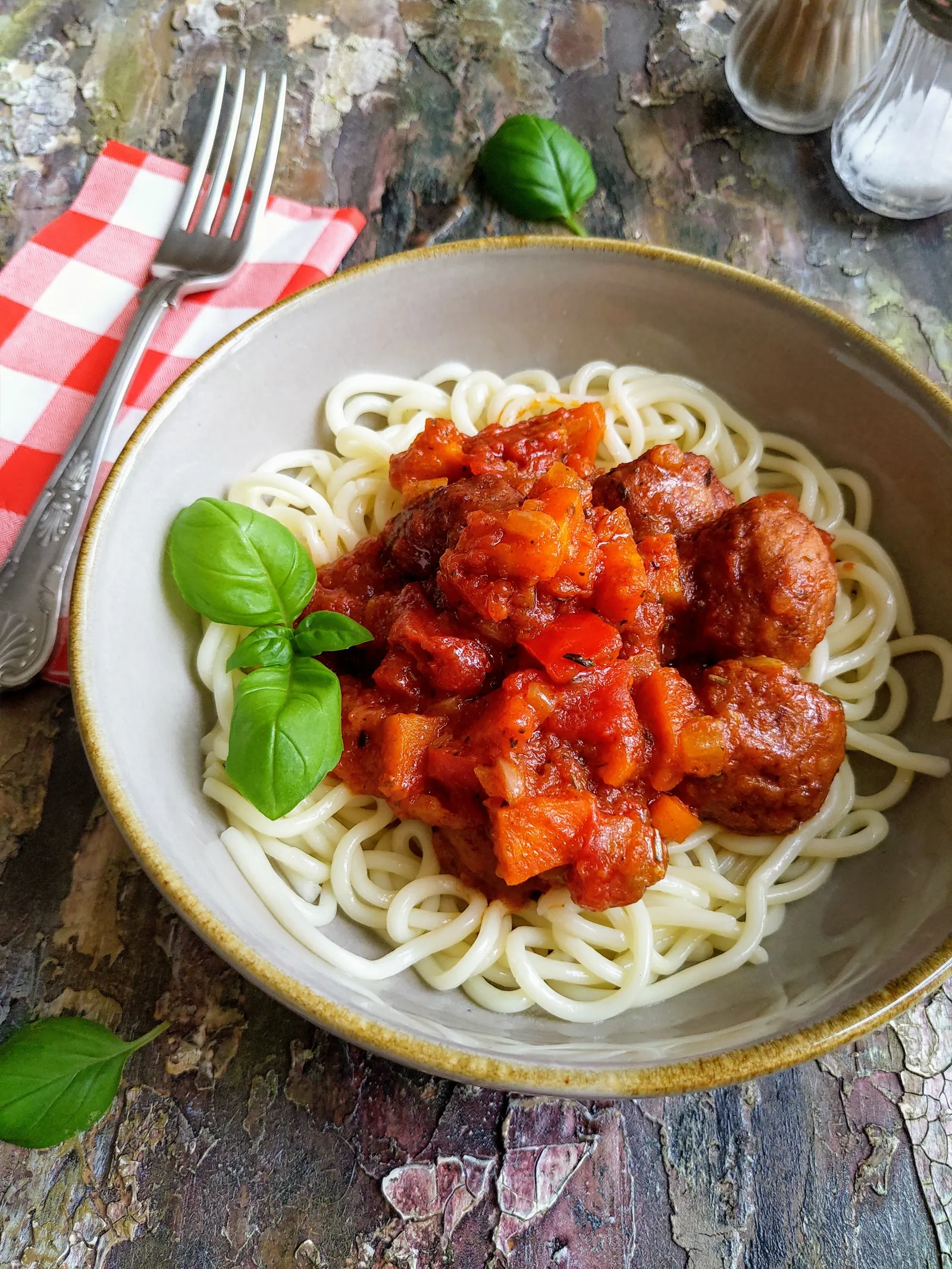 Spaghetti sa okruglicama i paprika sosom