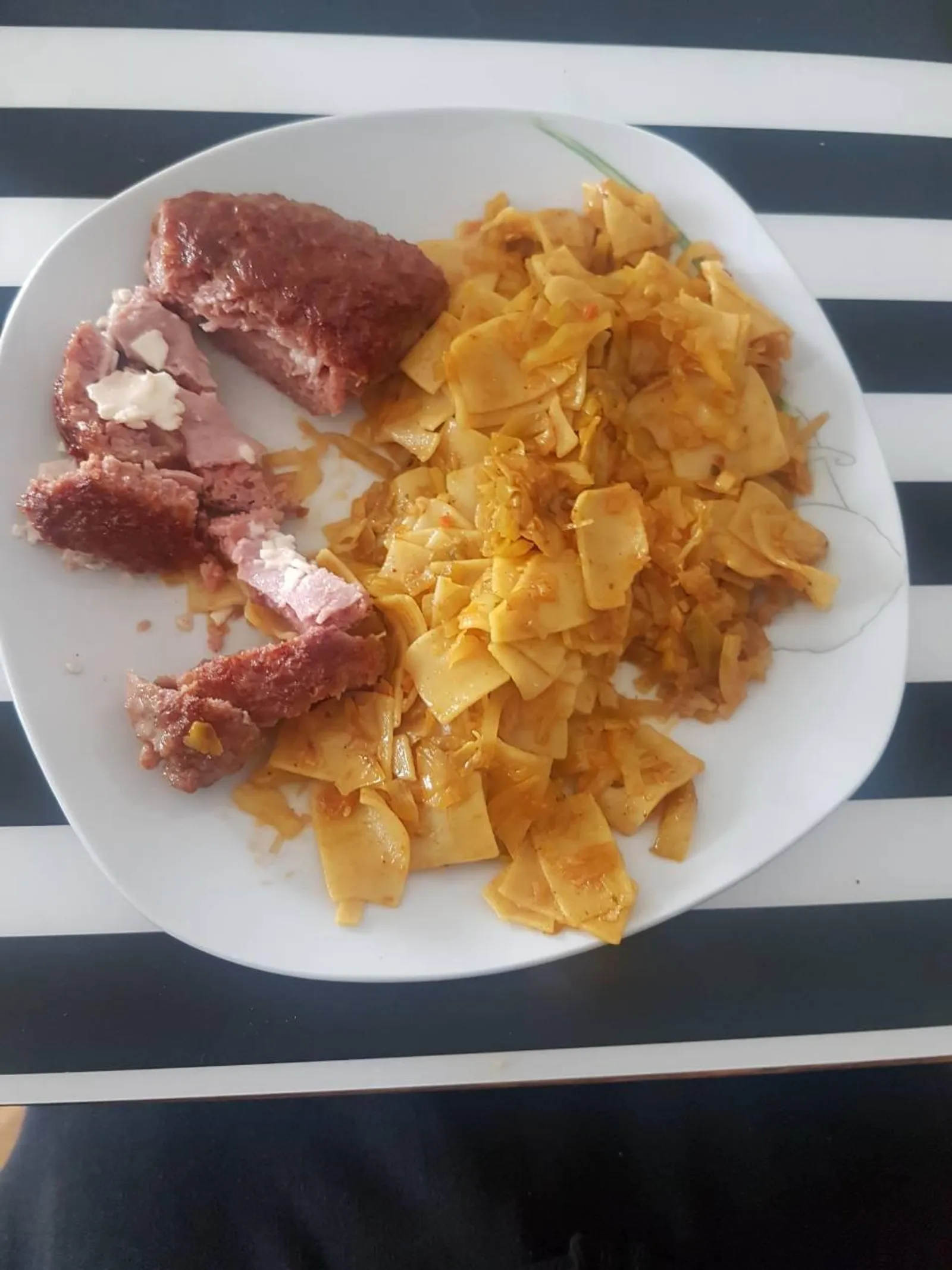 Krpice sa zeljem (kupusom) i punjene pljeskavice - Coolinarika