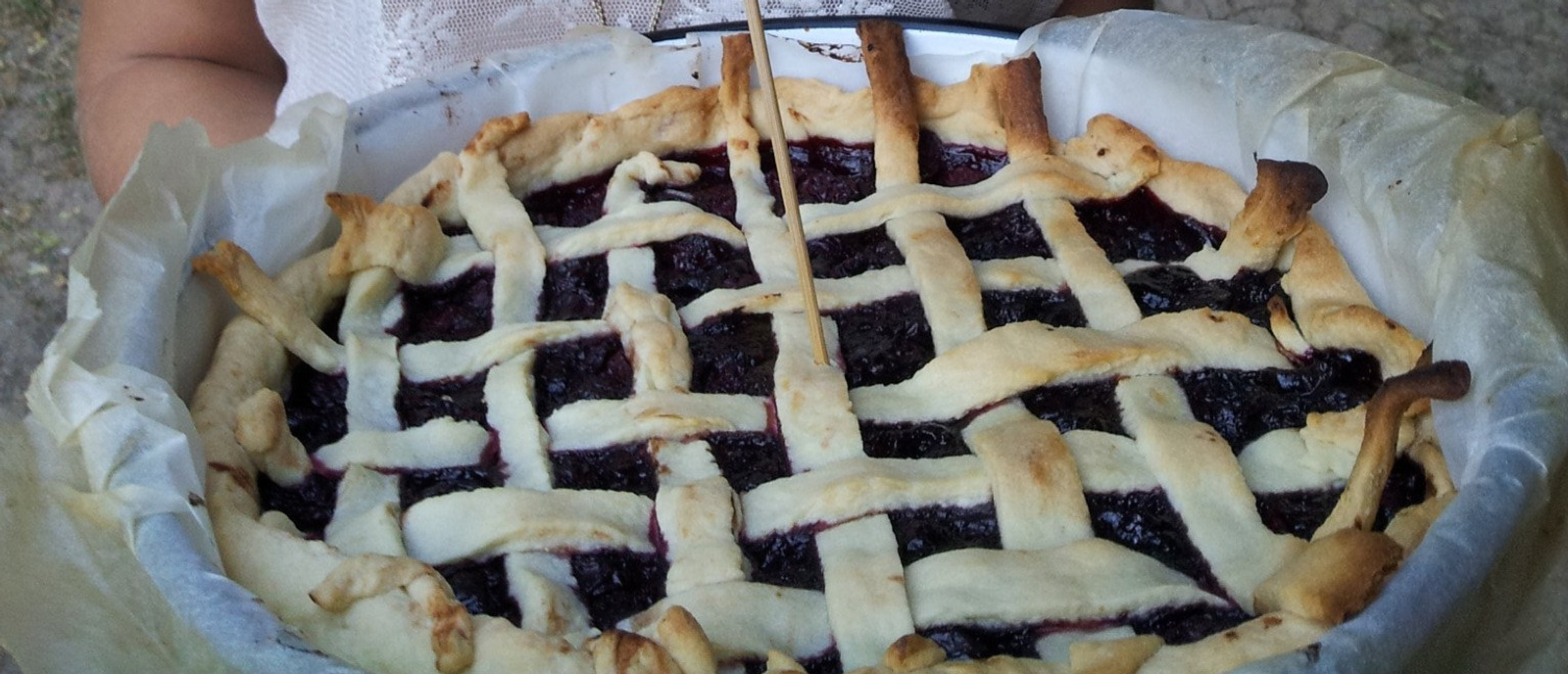 Američka pita sa višnjama, čokoladom i keksom (American pie)