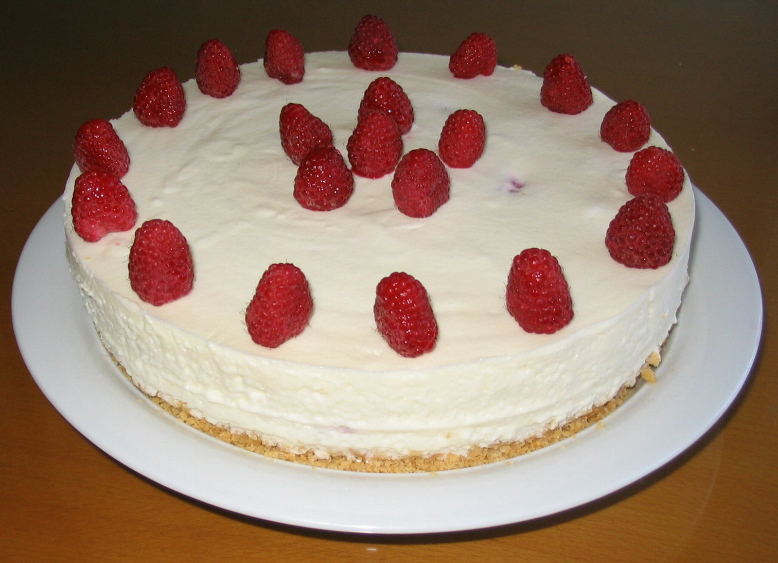 Cheese Cake sa belom čokoladom i malinama