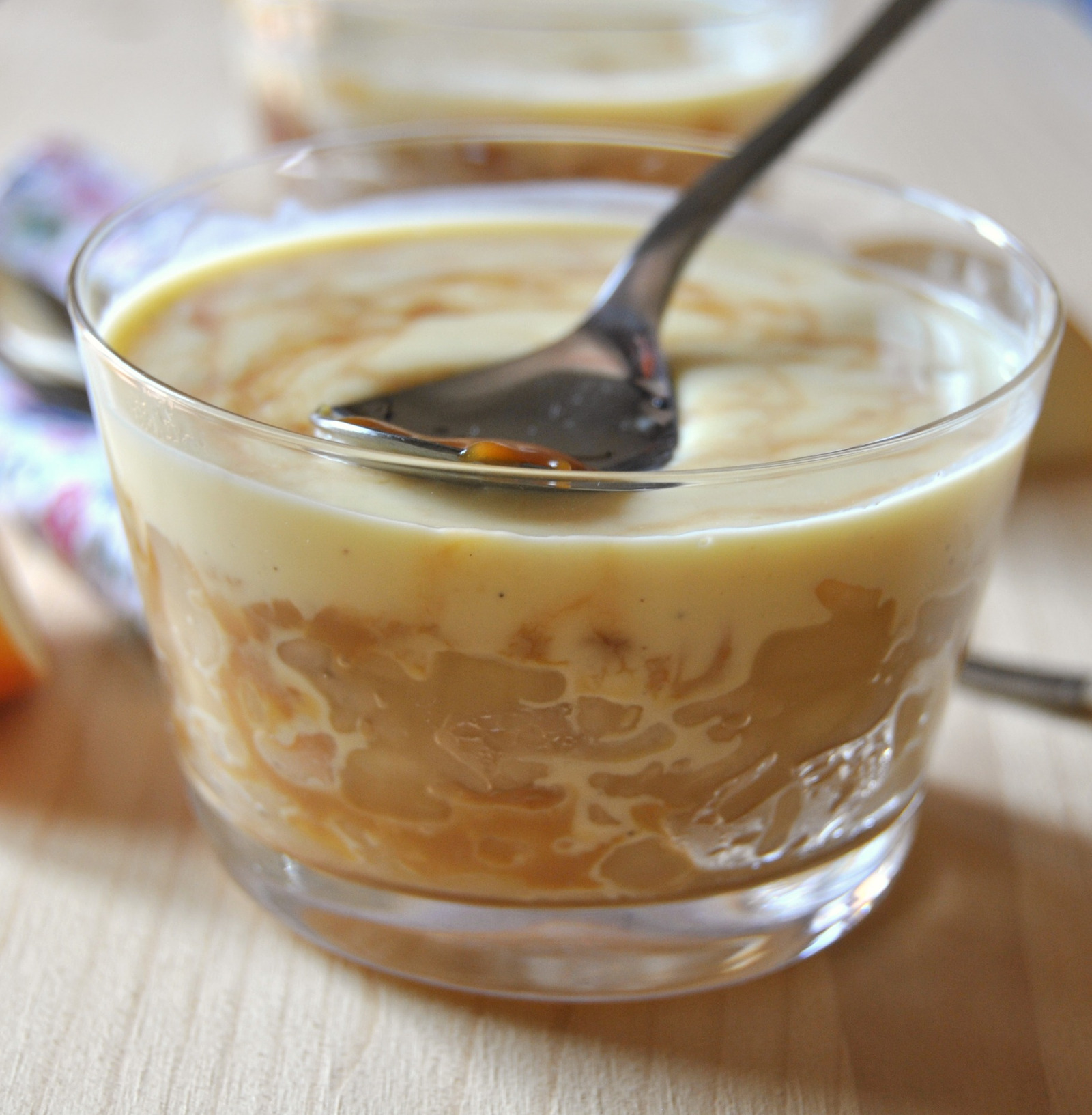 Puding od riže s jabukama, custardom i karamelom