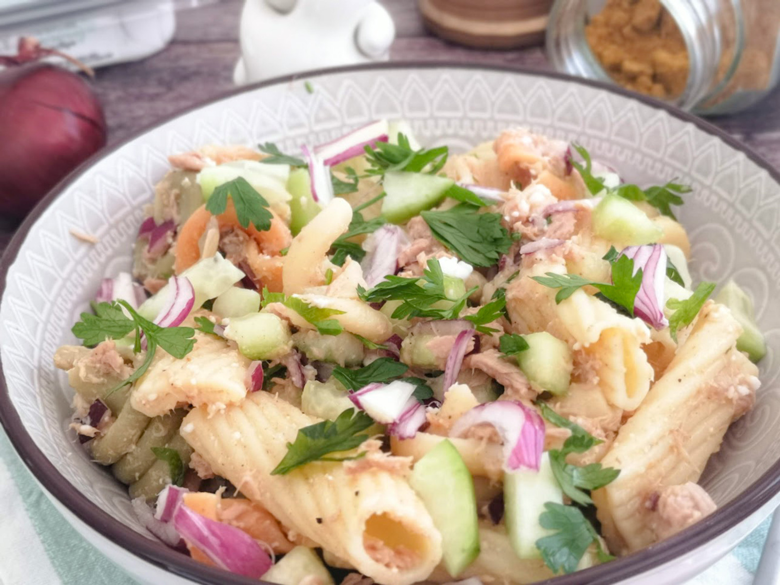 Posna obrok salata sa tunjevinom, krastavcima i currijem
