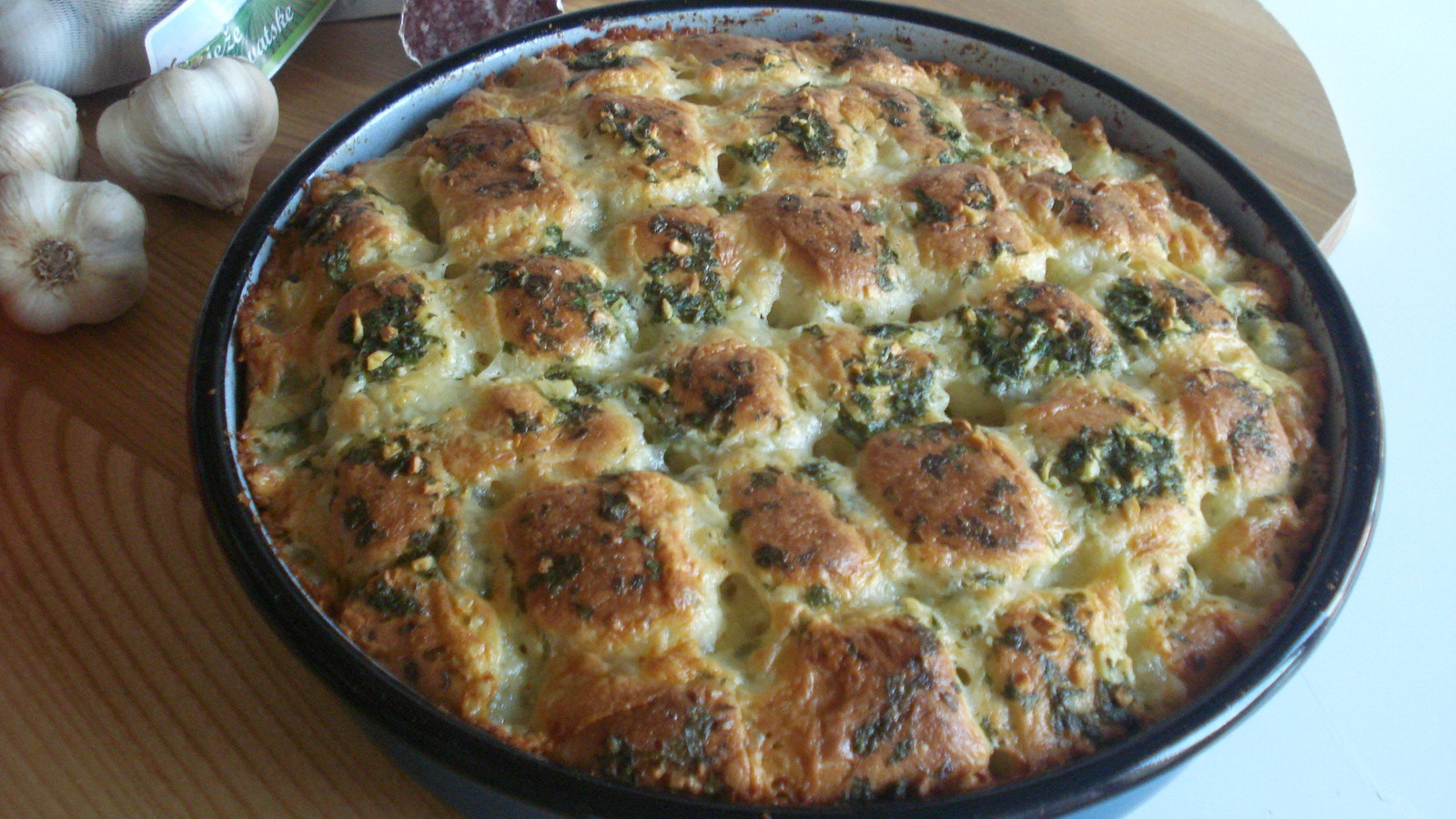 Kruh sa mozzarellom i češnjakom