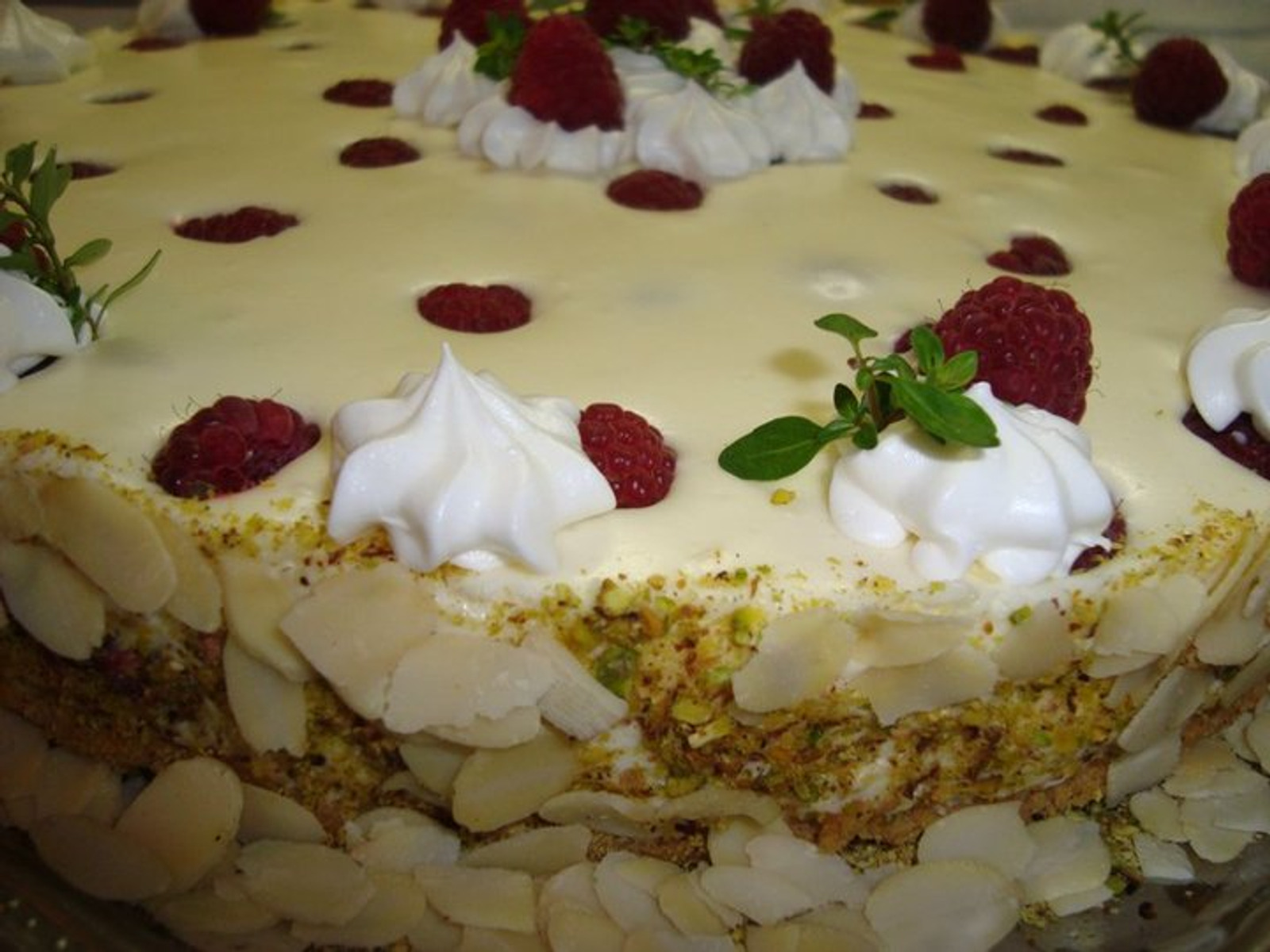 Cheese Cake sa bijelom čokoladom i malinama