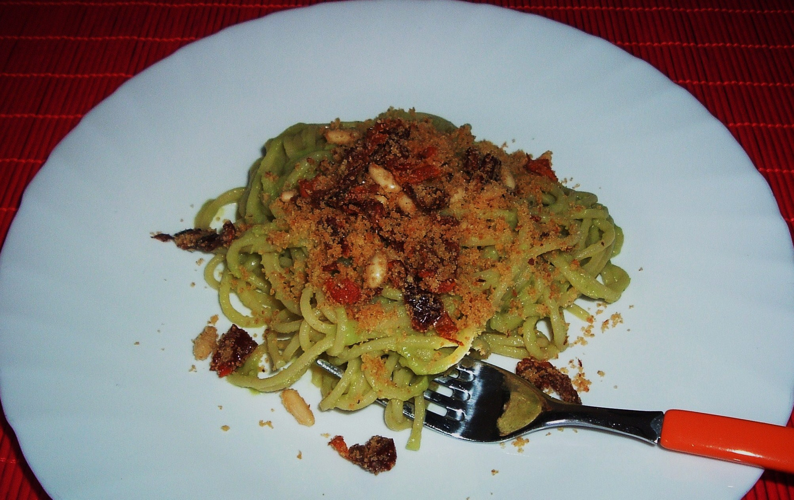 Pasta sa avokadom i suhim rajcicama