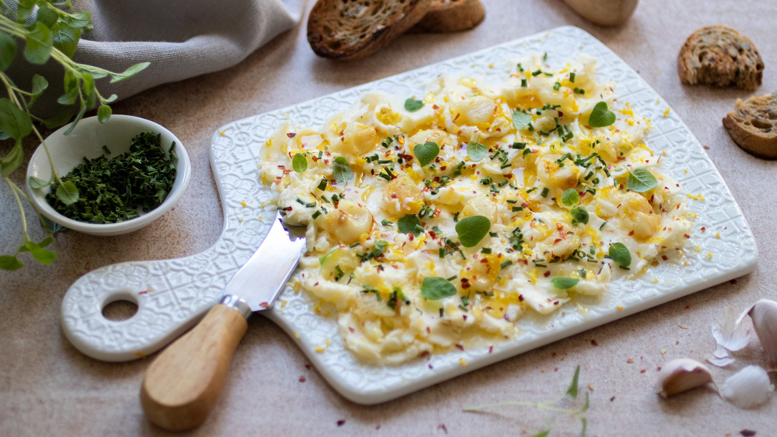 Plata s aromatiziranim maslacem (butter board)
