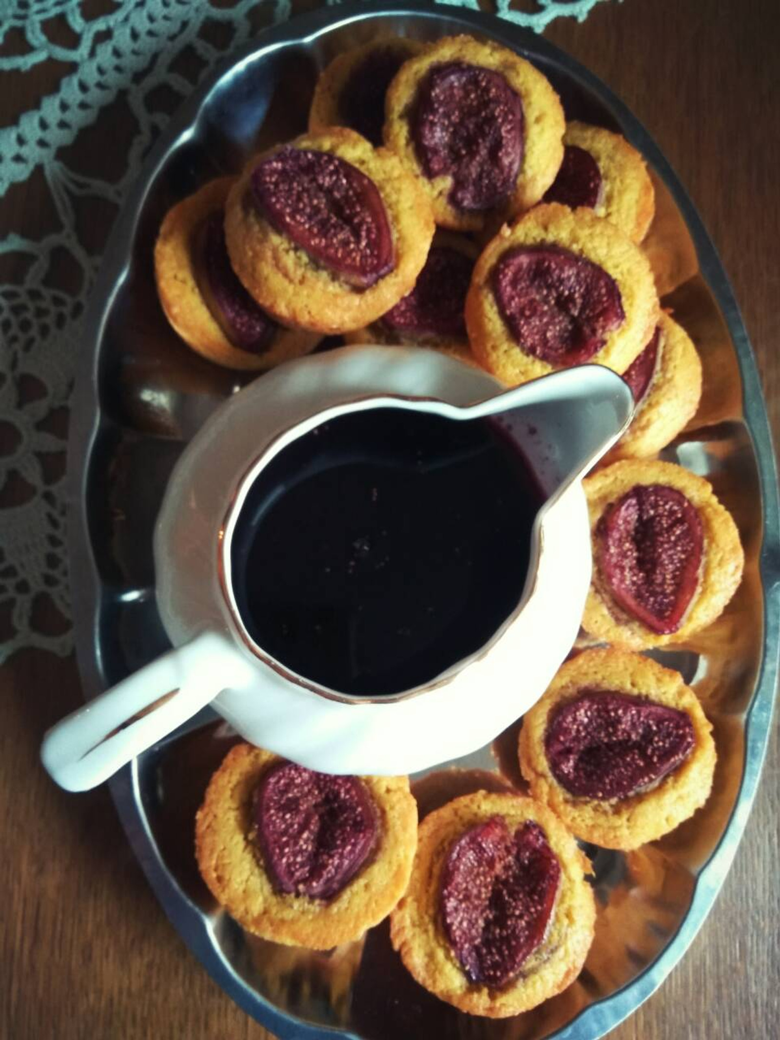 Biskviti sa svježim smokvama i preljevom od crvenog vina i meda