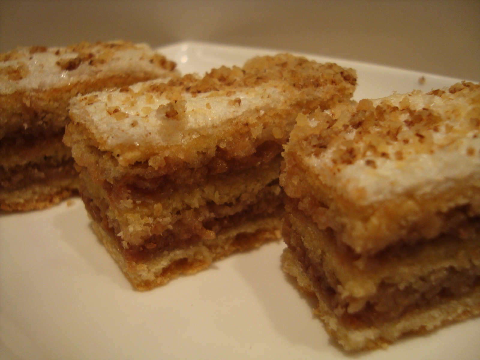 Bakina sočna orah-pita
