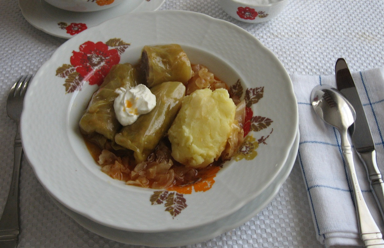 Sarma sa kiselim kupusom, junecim mesom i rizom