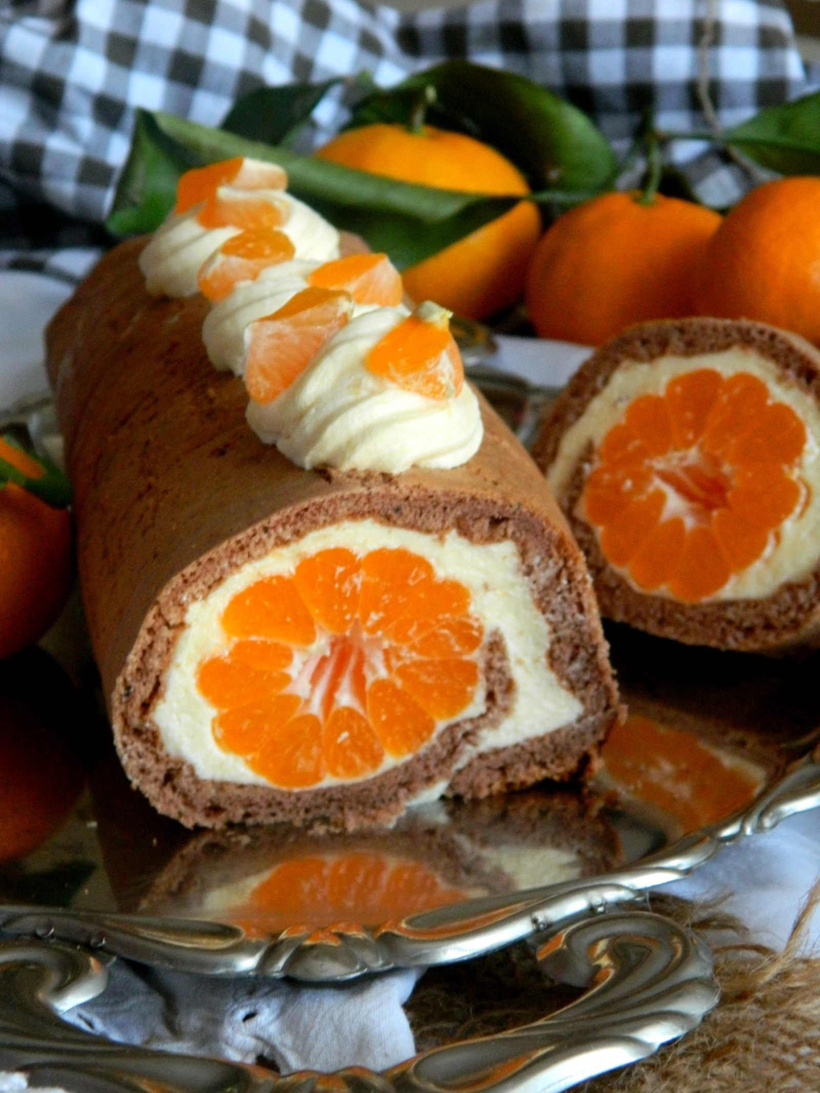 Rolat sa vanilija kremom i mandarinama